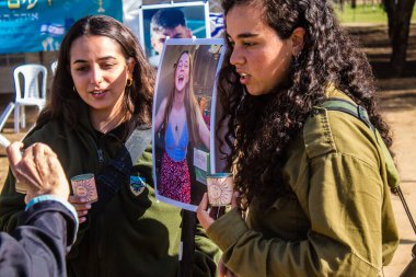 Re 'im, İsrail 5 Ocak 2024. 7 Ekim 2023' te düzenlenen NOVA festivaline düzenlenen terör saldırısında ölen çocukluk arkadaşlarından birine saygılarını sunmak için iki kadın asker geldi. 