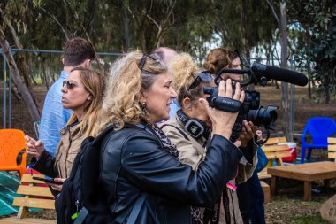 Re 'im, İsrail 5 Ocak 2024' te İsrail 'in güneyindeki Gazze' ye birkaç kilometre uzaklıktaki Nova Festivali katliamı konferansına katılan gazeteciler