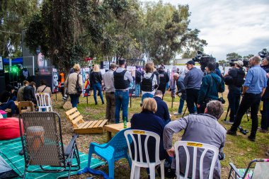 Re 'im, İsrail 5 Ocak 2024' te İsrail 'in güneyindeki Gazze' ye birkaç kilometre uzaklıktaki Nova Festivali katliamı konferansına katılan gazeteciler