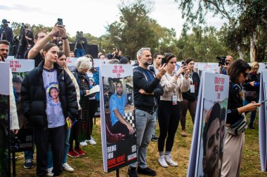 Re 'im, İsrail 5 Ocak 2024' te İsrail 'in güneyindeki Gazze' ye birkaç kilometre uzaklıktaki Nova Festivali katliamı konferansına katılan gazeteciler