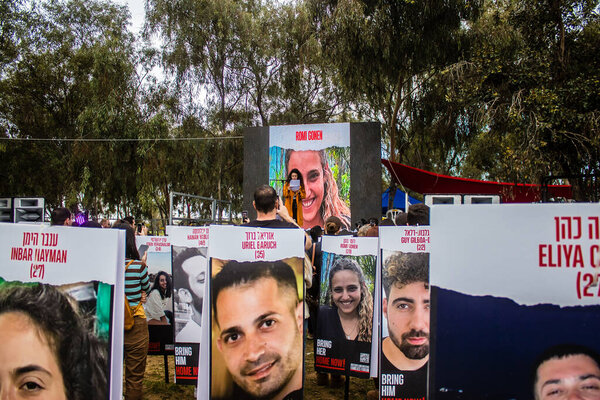 Мемориал Римейма, Израиль 5 января 2024 года, состоящий из фотографий молодых израильтян, убитых во время теракта против фестиваля НОВА, который состоялся 7 октября 2023 года в нескольких километрах от Газы на юге Израиля возле кибуца Рейм