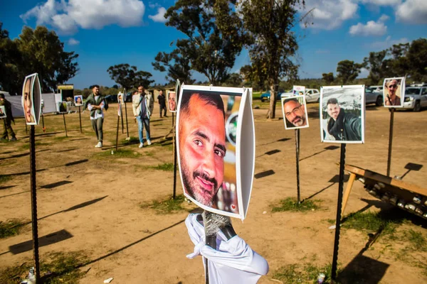 Re 'im, İsrail 5 Ocak 2024 Anıtı 7 Ekim 2023' te İsrail 'in güneyindeki Reim Kibbutz yakınlarında gerçekleşen NOVA Festivali' nde öldürülen genç İsraillilerin fotoğraflarından oluşuyor.