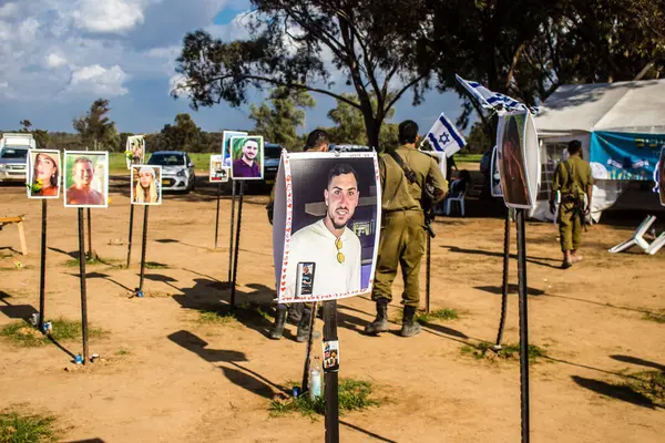 Re 'im, İsrail 5 Ocak 2024 Anıtı 7 Ekim 2023' te İsrail 'in güneyindeki Reim Kibbutz yakınlarında gerçekleşen NOVA Festivali' nde öldürülen genç İsraillilerin fotoğraflarından oluşuyor.