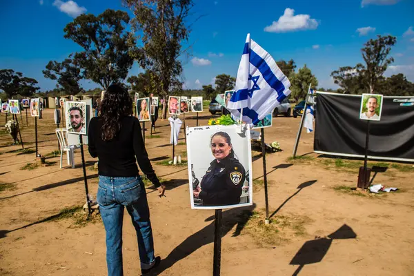 Re 'im, İsrail 5 Ocak 2024 Anıtı 7 Ekim 2023' te İsrail 'in güneyindeki Reim Kibbutz yakınlarında gerçekleşen NOVA Festivali' nde öldürülen genç İsraillilerin fotoğraflarından oluşuyor.