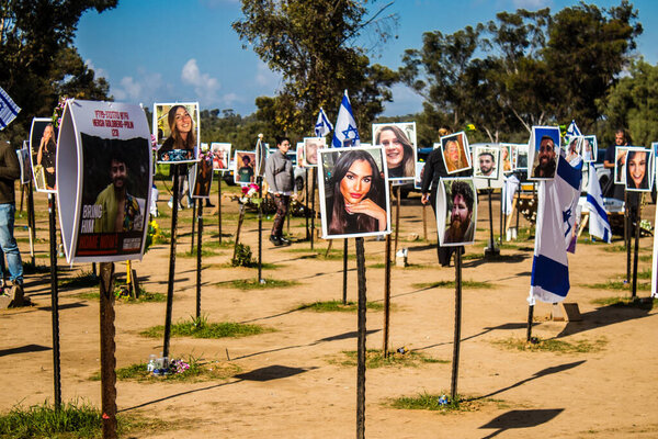 Мемориал Римейма, Израиль 5 января 2024 года, состоящий из фотографий молодых израильтян, убитых во время теракта против фестиваля НОВА, который состоялся 7 октября 2023 года в нескольких километрах от Газы на юге Израиля возле кибуца Рейм