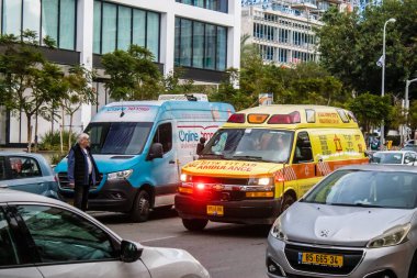 Tel Aviv, İsrail 6 Ocak 2024 İsrail ambulansı Tel Aviv sokaklarında ikonik ve simgesel bir şehir olan