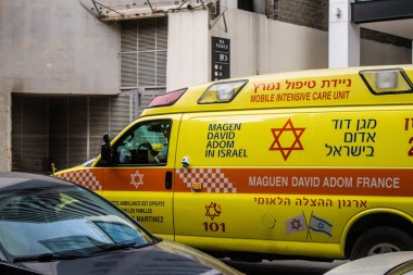 Tel Aviv, İsrail 6 Ocak 2024 İsrail ambulansı Tel Aviv sokaklarında ikonik ve simgesel bir şehir olan