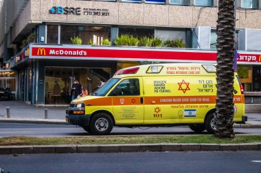 Tel Aviv, İsrail 6 Ocak 2024 İsrail ambulansı Tel Aviv sokaklarında ikonik ve simgesel bir şehir olan