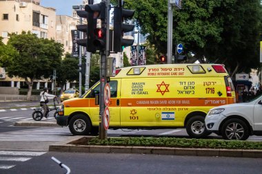 Tel Aviv, İsrail 6 Ocak 2024 İsrail ambulansı Tel Aviv sokaklarında ikonik ve simgesel bir şehir olan