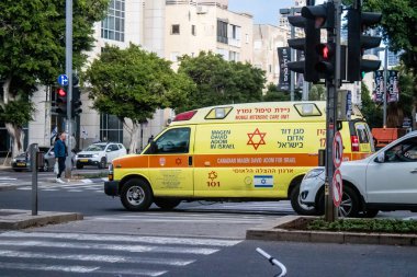 Tel Aviv, İsrail 6 Ocak 2024 İsrail ambulansı Tel Aviv sokaklarında ikonik ve simgesel bir şehir olan