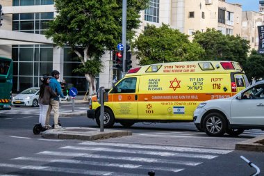 Tel Aviv, İsrail 6 Ocak 2024 İsrail ambulansı Tel Aviv sokaklarında ikonik ve simgesel bir şehir olan