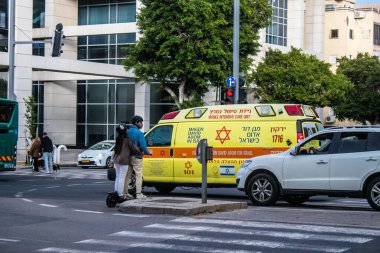 Tel Aviv, İsrail 6 Ocak 2024 İsrail ambulansı Tel Aviv sokaklarında ikonik ve simgesel bir şehir olan