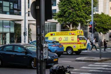 Tel Aviv, İsrail 6 Ocak 2024 İsrail ambulansı Tel Aviv sokaklarında ikonik ve simgesel bir şehir olan