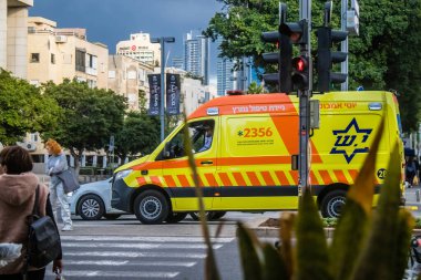 Tel Aviv, İsrail 6 Ocak 2024 İsrail ambulansı Tel Aviv sokaklarında ikonik ve simgesel bir şehir olan