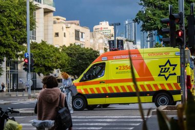 Tel Aviv, İsrail 6 Ocak 2024 İsrail ambulansı Tel Aviv sokaklarında ikonik ve simgesel bir şehir olan