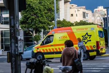 Tel Aviv, İsrail 6 Ocak 2024 İsrail ambulansı Tel Aviv sokaklarında ikonik ve simgesel bir şehir olan