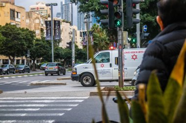 Tel Aviv, İsrail 6 Ocak 2024 İsrail ambulansı Tel Aviv sokaklarında ikonik ve simgesel bir şehir olan