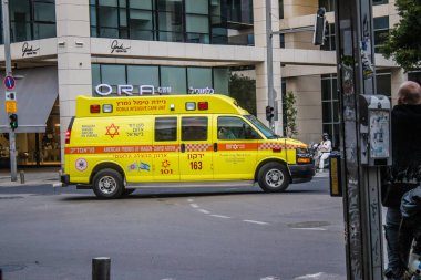 Tel Aviv, İsrail 6 Ocak 2024 İsrail ambulansı Tel Aviv sokaklarında ikonik ve simgesel bir şehir olan