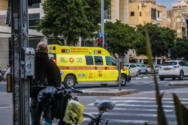 Tel Aviv, İsrail 6 Ocak 2024 İsrail ambulansı Tel Aviv sokaklarında ikonik ve simgesel bir şehir olan