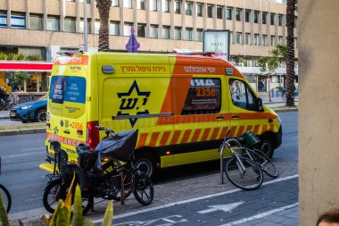 Tel Aviv, İsrail 6 Ocak 2024 İsrail ambulansı Tel Aviv sokaklarında ikonik ve simgesel bir şehir olan