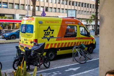 Tel Aviv, İsrail 6 Ocak 2024 İsrail ambulansı Tel Aviv sokaklarında ikonik ve simgesel bir şehir olan