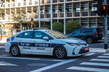 Tel Aviv, İsrail 6 Ocak 2024 Polis arabası Tel Aviv şehir merkezine gidiyor, ikonik ve ikonik şehir İsrail