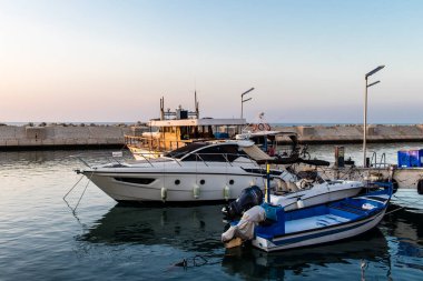 Tel Aviv, İsrail - 9 Ocak 2024 İsrail 'in simgesel ve simgesel bir şehri olan Tel Aviv' de bulunan Jaffa marinasında bulunan balıkçı tekneleri