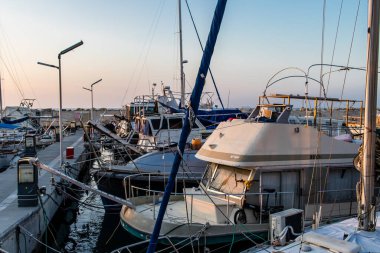 Tel Aviv, İsrail - 9 Ocak 2024 İsrail 'in simgesel ve simgesel bir şehri olan Tel Aviv' de bulunan Jaffa marinasında bulunan balıkçı tekneleri