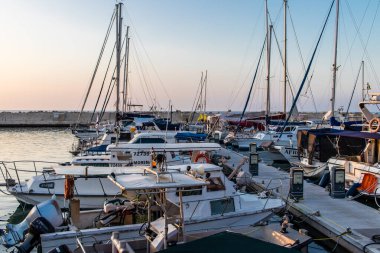 Tel Aviv, İsrail - 9 Ocak 2024 İsrail 'in simgesel ve simgesel bir şehri olan Tel Aviv' de bulunan Jaffa marinasında bulunan balıkçı tekneleri