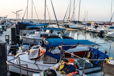 Tel Aviv, İsrail - 9 Ocak 2024 İsrail 'in simgesel ve simgesel bir şehri olan Tel Aviv' de bulunan Jaffa marinasında bulunan balıkçı tekneleri