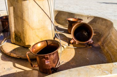 Kudüs, İsrail - 9 Ocak 2024 Eski Kudüs şehrindeki Batı Duvarı 'nın önündeki soğuk su içme istasyonu