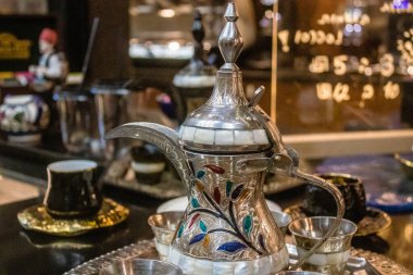 Tel Aviv, İsrail - 9 Ocak 2024 Izhiman Kafe, Tel Aviv 'deki Sarona pazarında, sembolik ve simgesel bir şehir