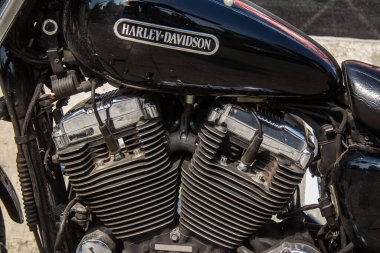 Tel Aviv, İsrail - 9 Ocak 2024 Harley Davidson motosikleti İsrail 'in simgesel ve simgesel bir şehri olan Tel Aviv caddesinde park etti.