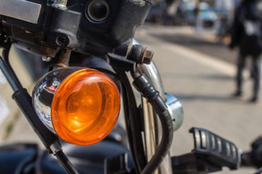 Tel Aviv, İsrail - 9 Ocak 2024 Harley Davidson motosikleti İsrail 'in simgesel ve simgesel bir şehri olan Tel Aviv caddesinde park etti.