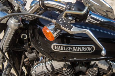 Tel Aviv, İsrail - 9 Ocak 2024 Harley Davidson motosikleti İsrail 'in simgesel ve simgesel bir şehri olan Tel Aviv caddesinde park etti.