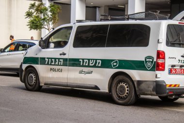 Tel Aviv, İsrail 9 Ocak 2024 Polis arabası Tel Aviv şehir merkezine gidiyor, İsrail 'in ikonik ve ikonik şehri.