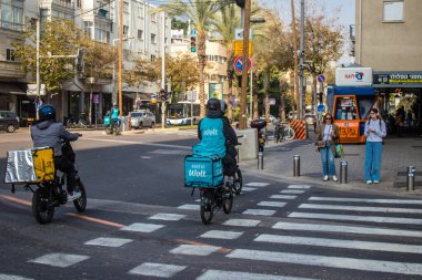 Tel Aviv, İsrail 9 Ocak 2024 İsrail 'in ikonik ve ikonik şehri Tel Aviv sokaklarında araba kullanan insanlar