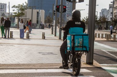 Tel Aviv, İsrail 9 Ocak 2024 İsrail 'in ikonik ve ikonik şehri Tel Aviv sokaklarında araba kullanan insanlar