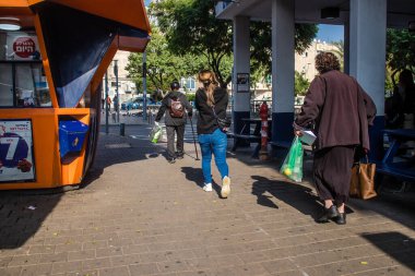 Tel Aviv, İsrail 9 Ocak 2024 İsrail 'in ikonik ve ikonik şehri Tel Aviv sokaklarında yürüyen insanlar