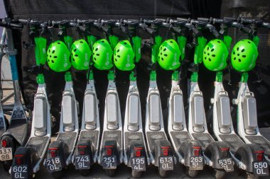 Tel Aviv, İsrail 9 Ocak 2024 Tel Aviv sokaklarına park etmiş elektrikli scooter, ikonik ve ikonik bir şehir.