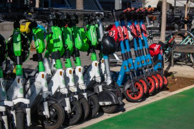Tel Aviv, İsrail 9 Ocak 2024 Tel Aviv sokaklarına park etmiş elektrikli scooter, ikonik ve ikonik bir şehir.