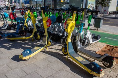 Tel Aviv, İsrail 9 Ocak 2024 Tel Aviv sokaklarına park etmiş elektrikli scooter, ikonik ve ikonik bir şehir.