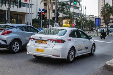 Tel Aviv, İsrail 9 Ocak 2024 İsrail taksisi İsrail 'in ikonik ve ikonik şehri Tel Aviv sokaklarında ilerliyor.