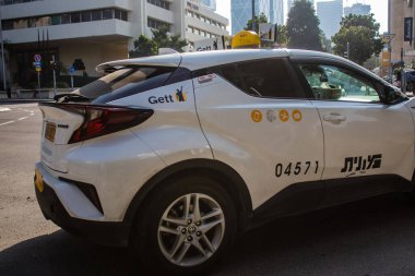 Tel Aviv, İsrail 9 Ocak 2024 İsrail taksisi İsrail 'in ikonik ve ikonik şehri Tel Aviv sokaklarında ilerliyor.