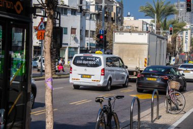 Tel Aviv, İsrail 9 Ocak 2024 İsrail taksisi İsrail 'in ikonik ve ikonik şehri Tel Aviv sokaklarında ilerliyor.
