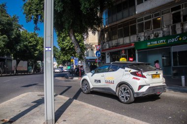 Tel Aviv, İsrail 9 Ocak 2024 İsrail taksisi İsrail 'in ikonik ve ikonik şehri Tel Aviv sokaklarında ilerliyor.