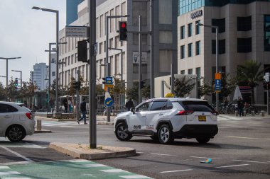 Tel Aviv, İsrail 9 Ocak 2024 İsrail taksisi İsrail 'in ikonik ve ikonik şehri Tel Aviv sokaklarında ilerliyor.