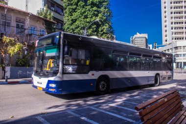 Tel Aviv, İsrail - 9 Ocak 2024 İsrail sembolik ve sembolik bir şehir olan Tel Aviv şehir merkezinde hareket eden yerel otobüs