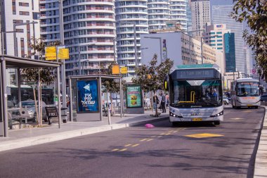 Tel Aviv, İsrail - 9 Ocak 2024 İsrail sembolik ve sembolik bir şehir olan Tel Aviv şehir merkezinde hareket eden yerel otobüs