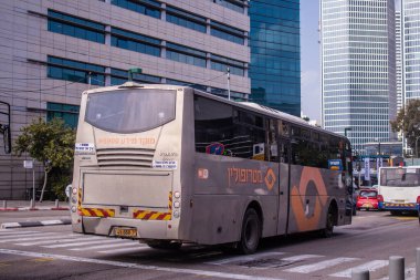 Tel Aviv, İsrail - 9 Ocak 2024 İsrail sembolik ve sembolik bir şehir olan Tel Aviv şehir merkezinde hareket eden yerel otobüs
